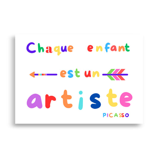 Affiche blanche avec inscription "Chaque enfant est un artiste " de Pablo Picasso. Chaque lettre est de différentes couleurs pour donner un coté enfant et artistique à cet affiche